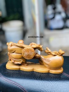 Tượng phật di lặc kéo bao tiền gỗ bách xanh Tượng phật di lặc kéo bao tiền gỗ bách xanh