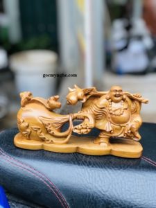 Tượng phật di lặc kéo bao tiền gỗ bách xanh Tượng phật di lặc kéo bao tiền gỗ bách xanh